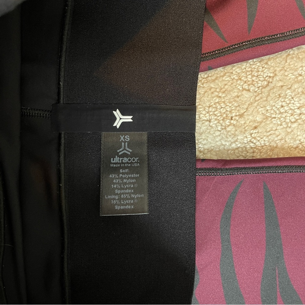 Ultracor Hypercolor Ultra-High Leggings in a black and magenta animal print - Picture 4 of 4